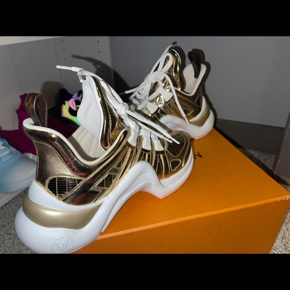Authentic Gold LV arch light sneaker - Picture 2 of 3